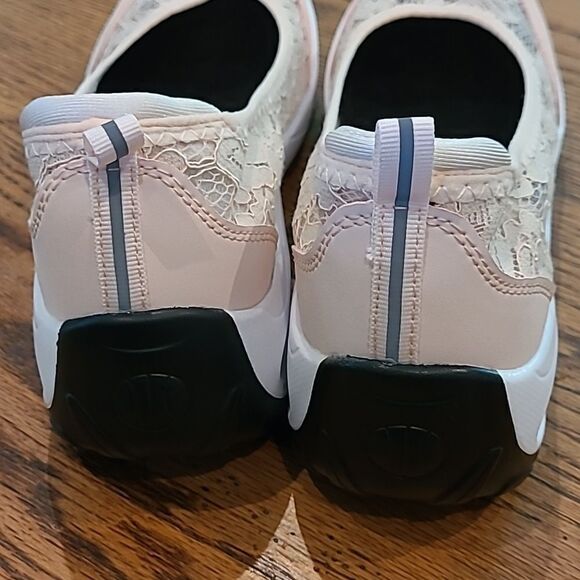 NWOT pink lace sketches inspired slip on shoes - Picture 3 of 6